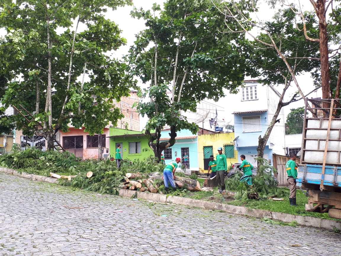 Prefeito se reúne com Secretarias e Defesa Civil para avaliar danos causados pela ventania e chuvas